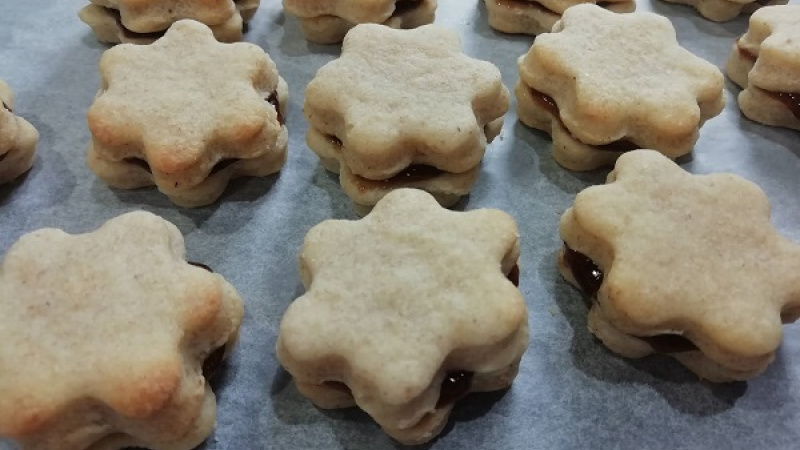 7. Upečené linecké kúsky spájame džemom alebo lekvárom. Najlepšie je zvoliť hustý domáci, vynikajúci je slivkový, malinový, jahodový, aj pikantnejší ríbezľový.