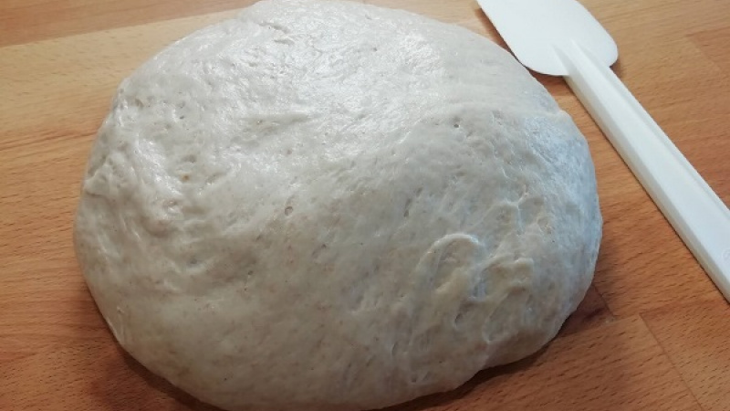 3. Vymiesené kváskové cesto prikryjeme a necháme opäť pri izbovej teplote kysnúť ďalšie 2-3 hodiny. Cesto počas kysnutia ešte aj 3x poprekladáme. Kváskové cesto sa tak nielen prevzdušní, získa aj na pevnosti. Čas kysnutia záleží od teploty v miestnosti.