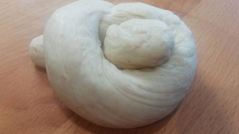 8. Keď si chceme upiecť briošky, z vykysnutého bochníčka si opäť urobíme šúľok, z ktorého tvarujeme uzol. Ak by sme si chceli zvoliť obyčajné makové žemličky, bochníček iba premiesime, urobíme obyčajnú buchtu. Všetky tvary sú jednoduché, skúste. 