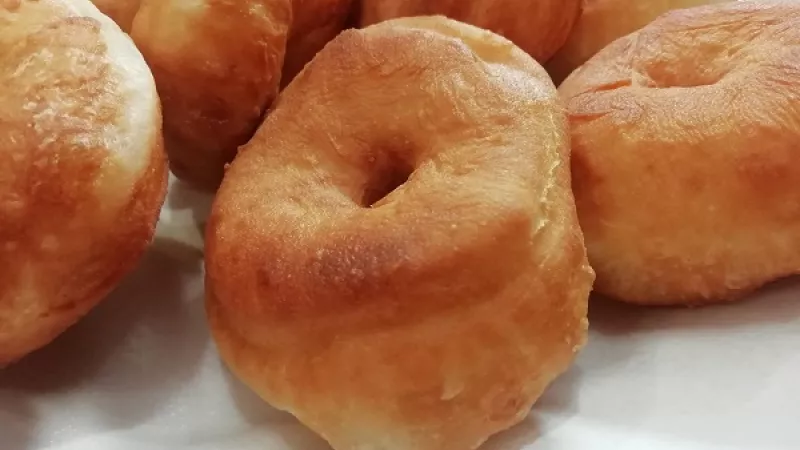 6. Šišky zdobíme podľa obľuby - džemom alebo lekvárom, najlepšie domácim, šľahačkou, ovocnou penou, nutellou. Posypeme ich práškovým cukrom. Domáce kváskové šišky chutia fantasticky, sú mäkučké. Vaše deti si ich určite zamilujú. To vám garantujeme.
