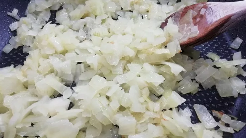 1. Cibuľu si očistíme, nakrájame nadrobno, na oleji orestujeme do sklovita.