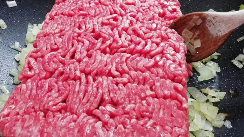 2. Pridáme pomleté mäso podľa výberu. Môžeme bravčové, aj hovädzie mäso.