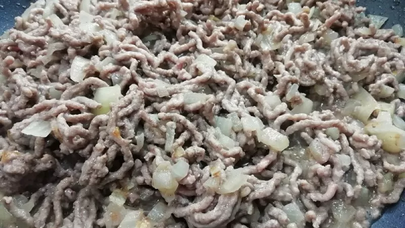 3. Mäso orestujeme, aby sa zatiahlo. Tak ho prikryjeme, aby pustilo vlastnú šťavu.