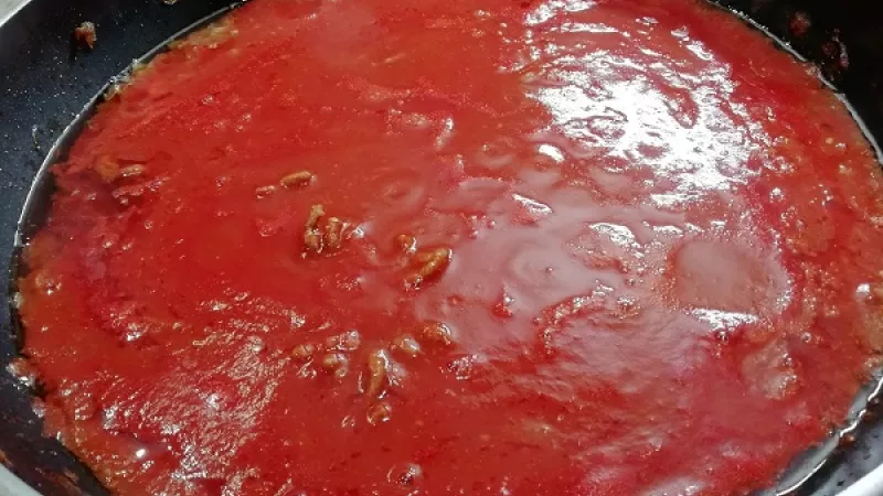 6. Prilejeme 0,5 l horúcej vody, roztlačený cesnak a dusíme ďalších 20 minút.