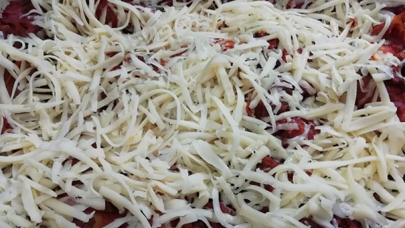 10. Lasagne pečieme pri teplote 170 oC cca 30 minút. Tak ich posypeme syrom.