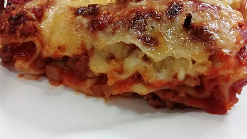 11. Potom lasagne ešte dopekáme 10 minút, syr sa roztopí a získa zlatistú farbu.