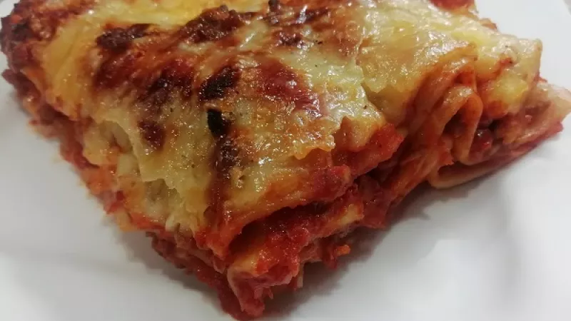  Tip Dobrej kuchyne: Na prípravu lasagní môžeme zvoliť mix bravčového a hovädzieho mletého mäsa, môžeme použiť aj samostatne mäso hovädzie, ale aj bravčové.
Dobrú chuť želáme.