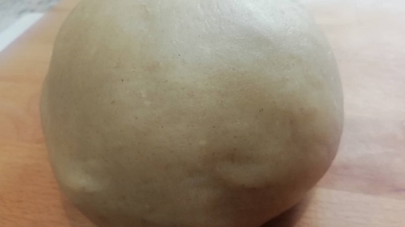 1. Do zmäknutého masla zapracujeme žĺtky, pridáme práškový, vanilínový cukor a nastrúhanú citrónovú alebo pomarančovú kôru.