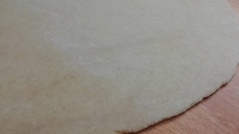 2. Vypracujeme bochník, ktorý zabalíme do fólie a necháme v chlade zachladiť cca 1 hodinu. Potom si cesto vyvaľkáme na 3 mm. 
