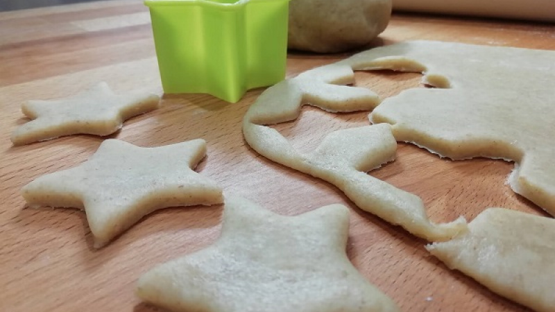 3. Pri vaľkaní cesta si pomáhame ďalšou múkou, aby sa nám cesto nelepilo na dosku. Potom z cesta vykrajujeme obľúbené tvary.