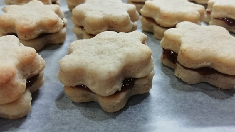 6. Upečené koláčiky spájame hustejším džemom alebo lekvárom. Najlepšie je zvoliť domáci, pikantnejší druh, ríbezľový, aj malinový.