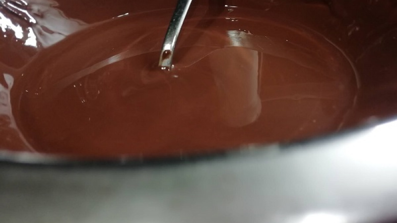 7. Zlepené linecké koláčiky môžeme obaľovať v práškovom cukre, môžeme si pripraviť aj čokoládovú polevu a pekne ich ozdobiť.