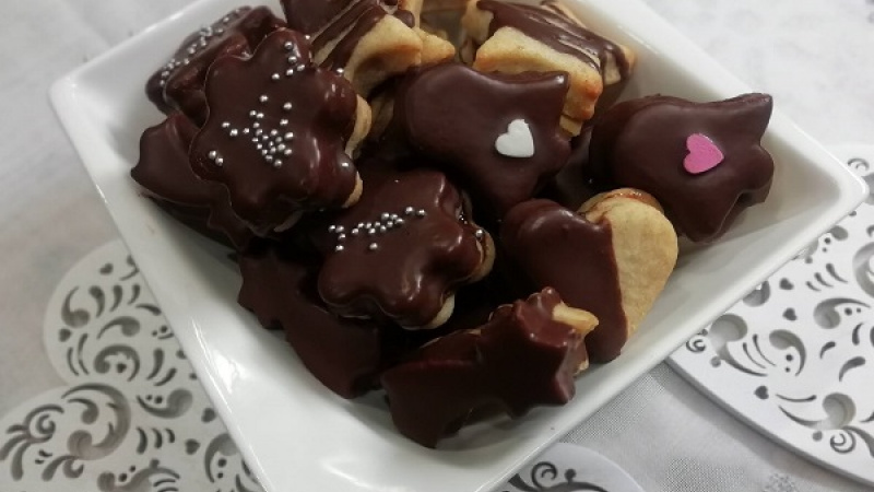9. Polevu necháme trochu ochladiť a tak linecké koláčiky máčame, polievame, môžeme posypať cukrové perličky, oriešky, kokos.