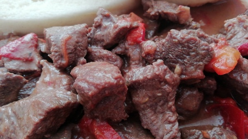5. Pridáme aj paradajkový pretlak na dochutenie, aj zahustenie. Maďarský guláš varíme do zmäknutia mäsa. Podľa potreby guláš podlievame horúcou vodou, aby sa nepripálil. Nakoniec guláš dochutíme soľou, feferónkou, podľa chuti. 