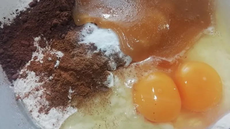 1. Najprv si necháme roztopiť maslo a aj med, ak ho máme tuhší. Necháme vychladnúť. Do väčšej misky pridáme múku, cukor, vajcia, sódu bikarbónu, perníkové korenie, škoricu, kakao a aj maslo s medom.