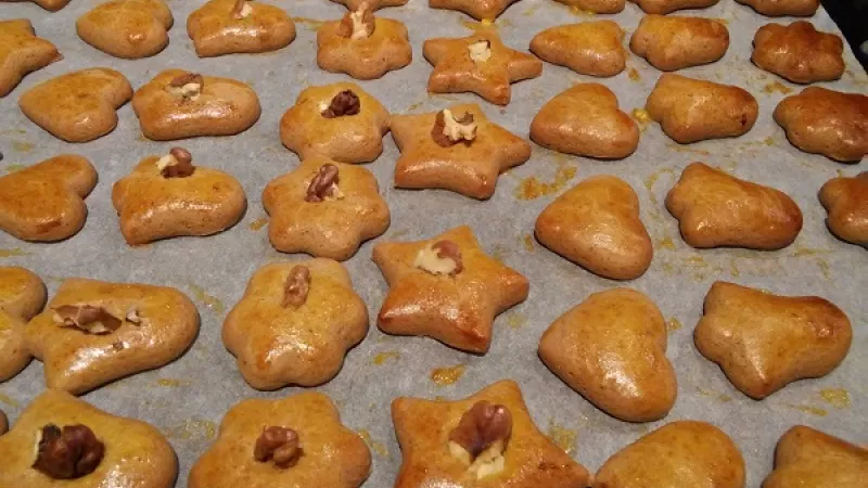 6. Hneď po upečení, ešte horúce medovníčky potierame rozšľahaným vajíčkom, ktoré si môžeme aj precediť. Budú vyzerať nádherne a pekne sa lesknúť. Hneď po upečení sú mäkké, chutné, neváhajte, skúste. 