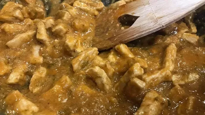 4. Po 5 minútach pustí mäso vlastnú šťavu, stroganov takto získa na chuti. Mäso za stáleho podlievania vývaru (vody) dusíme do polomäkka.