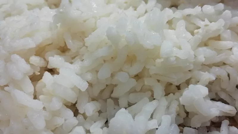 2. Hneď na začiatku si dáme variť aj ryžu ako cestoviny, do väčšieho množstva vody. Varíme ju do polomäkka. Cibuľu očistíme a nakrájame.