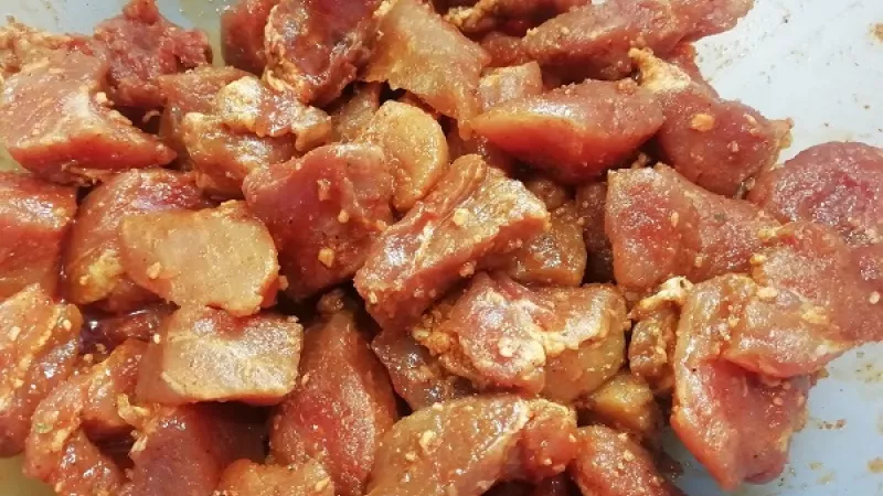 1. Bravčové pliecko umyjeme, osušíme, nakrájame na menšie kocky. Pripravíme si marinádu z oleja a korenia, premiešame s mäsom. Uložíme do chladu cez noc.