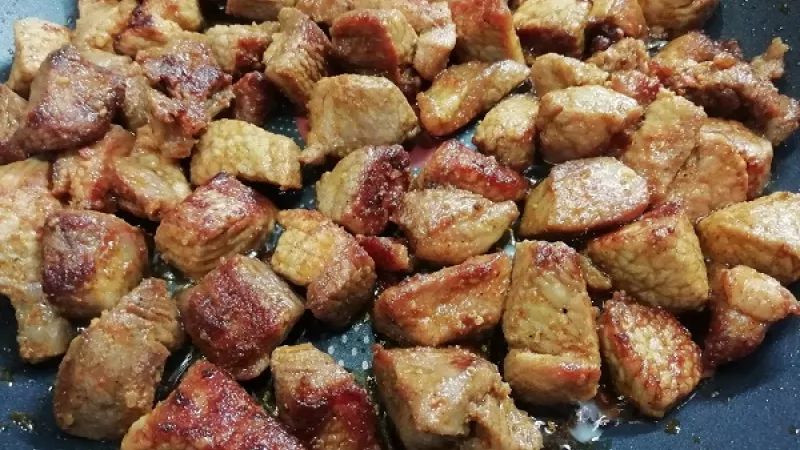 4. Kocky z bravčového pliecka opekáme z každej strany za stáleho miešania, aby mali peknú červenkastú farbu. Dávame však pozor, aby sa nám nepripálili. 