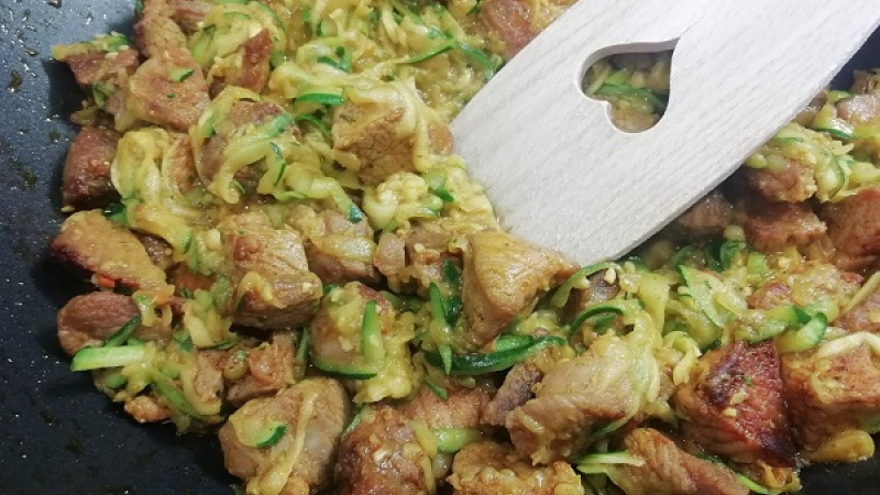 7. Cuketa by mala byť jemne chrumkavá, voda z cukety sa odparí. Vtedy je naša minútka hotová. Kocky z bravčového pliecka by mali byť mäkké a aj šťavnaté.