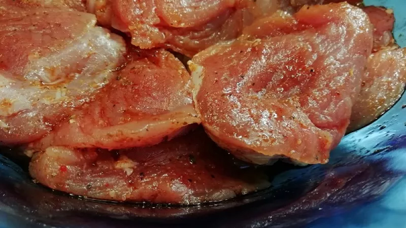 1. Bravčovú panenku umyjeme, osušíme, nakrájame na plátky hrúbky 2 cm, ktoré päsťou jemne naklepeme. Do oleja pridáme korenie podľa chuti, premiešame, vložíme plátky mäsa, opäť premiešame.