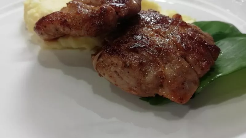 Tip Dobrej kuchyne: Ak nemáme veľa času, mäso z bravčovej panenky môžeme opekať aj ihneď. Keď však odleží, mäsko bude omnoho chutnejšie a jemnejšie.
Fantastická delikatesa.
