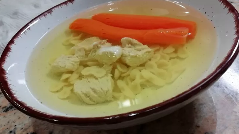 Tip Dobrej kuchyne: Do našej morčacej polievky môžete pridať aj inú obľúbenú zeleninu (karfiol, brokolicu, hrášok). Skvelú a chutnú polievku máte za pár minút na stole.
Dobrú chuť želáme.