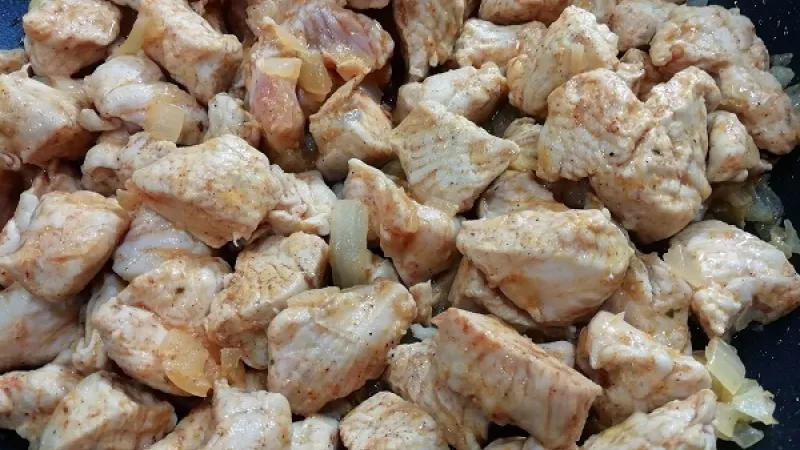 3. Za stáleho miešania mäso restujeme, aby sa zatiahlo, mäsko zbledne. Keď sa mäso uzavrie, ostane vo vnútri šťavnaté, ale aj veľmi chutné. Potom mäso prikryjeme a dusíme približne 5 minút. 