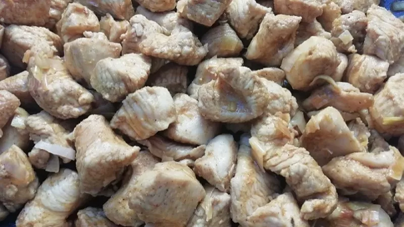 3. Morčacie mäso ešte orestujeme, aby sa zatiahlo (mäso zbledne). Potom mäso prikryjeme a podusíme cca 5 minút, aby pustilo vlastnú šťavu.