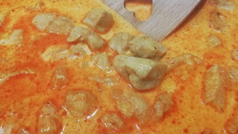 5. K zmäknutému mäsu primiešame smotanovú zátrepku. Omáčku varíme 10 minút, aby zhustla. Môžeme ju ešte zriediť mliekom, dochutiť.