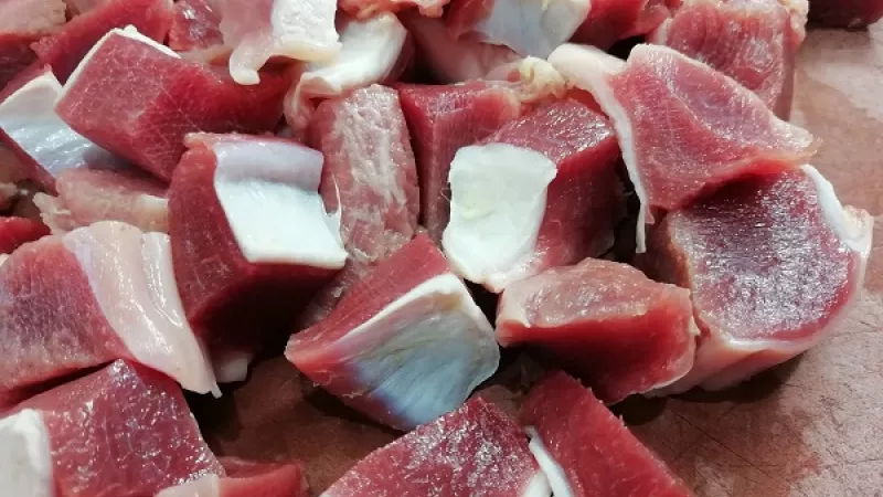 2. Žalúdky nakrájame na menšie kocky, môžeme aj tenké rezance. Kvalitnú panvicu rozohrejeme, pridáme maslo, olivový olej (olej), ale aj cibuľu, ktorú sme ošúpali a nakrájali nadrobno.