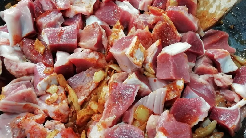 4. Dochutíme soľou, mletým čiernym korením, rascou, kurkumou, pridáme aj roztlačený cesnak. Panvicu prikryjeme, žalúdky dusíme do mäkka, podlievame horúcou vodou podľa potreby.