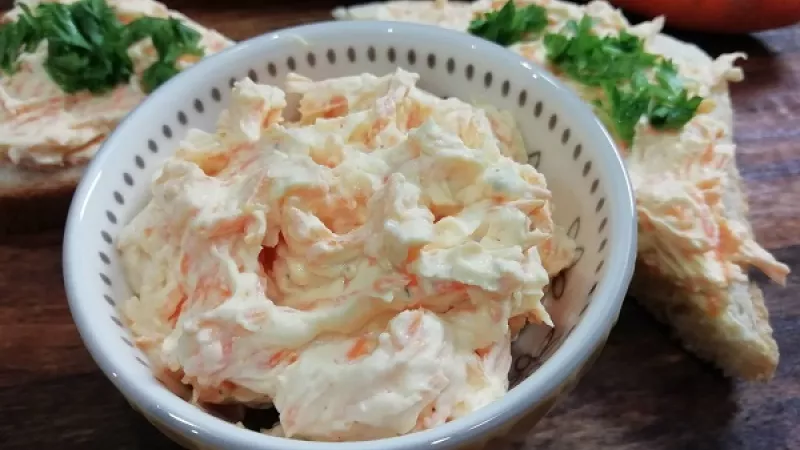 Tip Dobrej kuchyne: Do mrkvovej pomazánky môžeme pridať aj petržlenovú vňať, doplníme si tak ďalší vitamín C. Ak primiešame nastrúhaný parmezán, bude ešte fajnovejšia.
Dobrú pomazánkovú chuť.