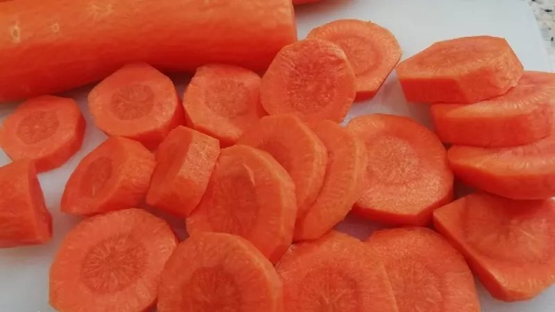 1. Mrkvu ošúpeme, umyjeme, nakrájame na kolieska. Cibuľu očistíme, nakrájame nadrobno.