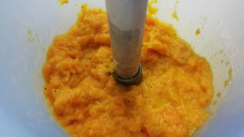5. Mrkvu podusíme do mäkka. Sledujeme ju, podľa potreby pridávame vodu, aby sa nepripálila.