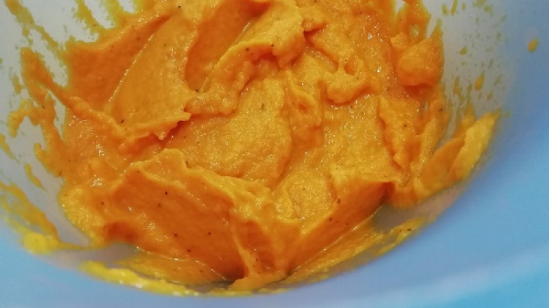 6. Keď je mrkva mäkká, ponorným mixérom ju rozmixujeme na hladkú kašu. Doladíme chute.