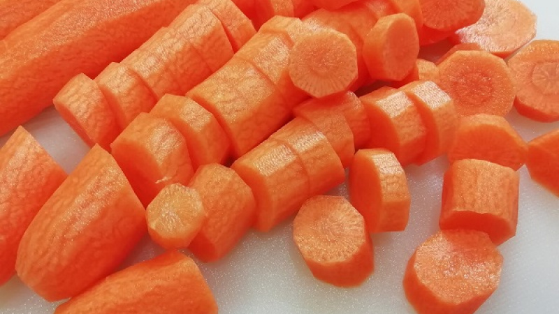 1. Mrkvu ošúpeme, umyjeme, nakrájame na kolieska. Cibuľu očistíme, nakrájame nadrobno.