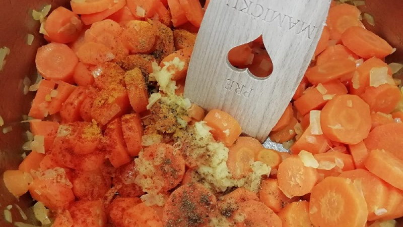 5. Pridáme soľ, korenie, rascu, kurkumu, papriku a zázvor. Podlejeme vodou 5 cm nad okraj.