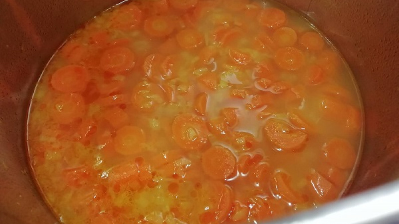 6. Mrkvovo-zázvorovú polievku varíme, pokiaľ mrkva nezmäkne. Ak je potrebné, pridáme vodu.