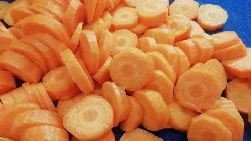 1. Mrkvu ošúpeme, umyjeme, nakrájame na kolieska. Cibuľu očistíme, nakrájame nadrobno.
