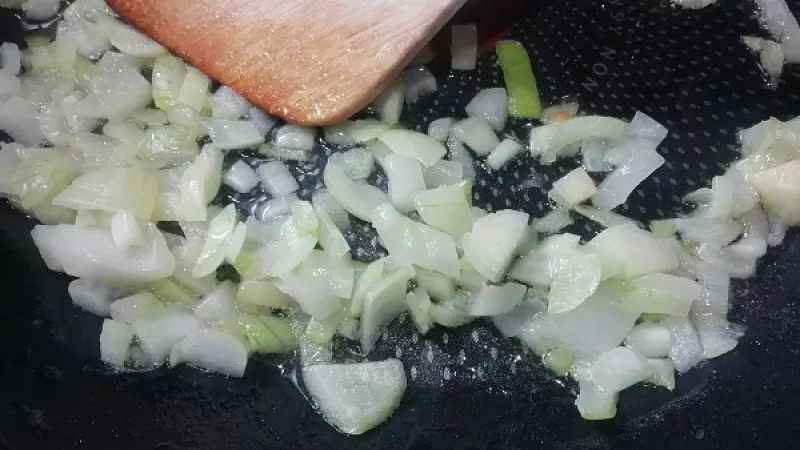 2. Panvicu si rozohrejeme, pridáme olivový olej alebo maslo. Cibuľu orestujeme do sklovita.