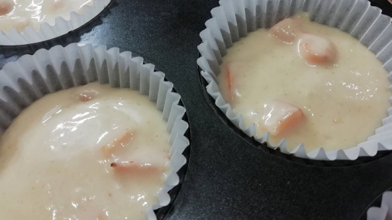 5. Plech na muffiny si vystelieme papierovými košíčkami, ktoré plníme do 2/3 cestom. Pečieme pri teplote 180 oC 15-20 minút.