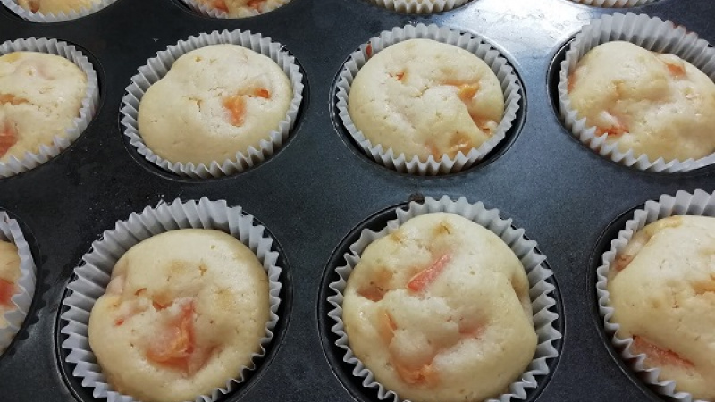 6. Upečené marhuľové muffiny necháme vychladnúť a podávame. Namiesto marhúľ môžeme zvoliť iné ovocie, napr. čučoriedky. 