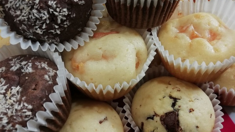 Tip Dobrej kuchyne: Do cesta môžete pridať aj drobné kúsky tmavej čokolády. Hrnčekové muffiny s marhuľami budú farebnejšie, a ešte aj chutnejšie.
Sladké zdravšie maškrtenie.