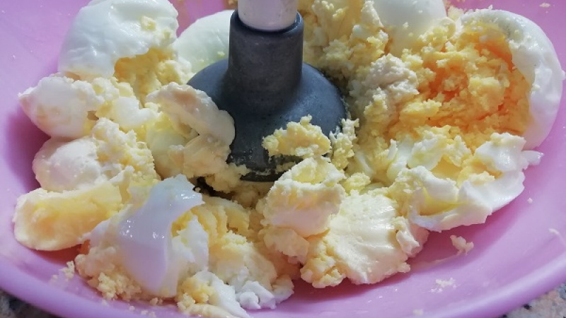 1. Vajcia uvaríme natvrdo. Od bodu varu povaríme maximálne 10 minút. Potom ich dáme ihneď do studenej vody. Keď vajcia vychladnú, ošúpeme ich.
