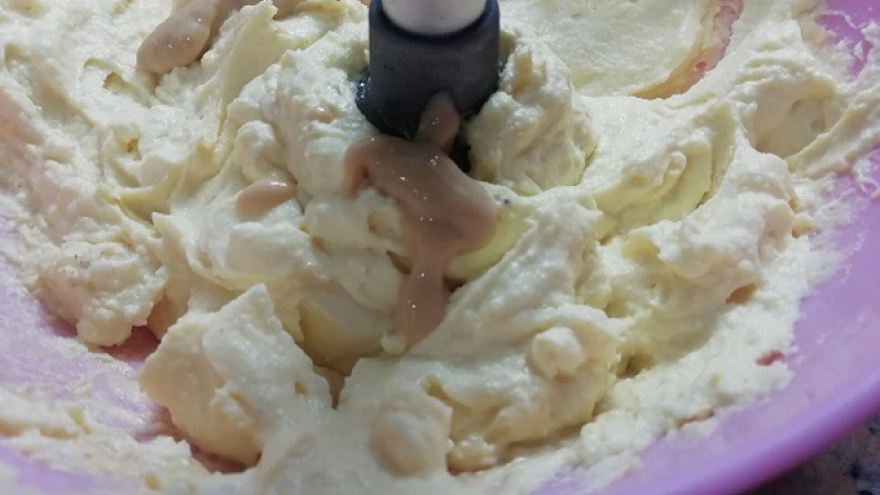 3. V mixéri alebo ponorným mixérom vajcia rozmixujeme spolu so zmäknutým maslom alebo Ramou do hladkej kaše, pridáme aj soľ a  čierne korenie.