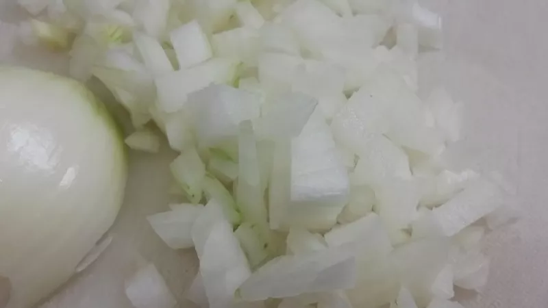 1. Cibuľu ošúpeme, umyjeme, osušíme a nakrájame nadrobno.