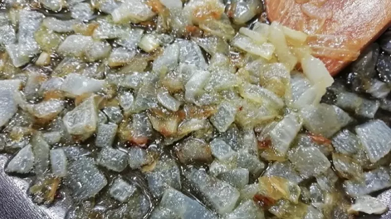 2. Na masle s olejom orestujeme cibuľu až do hnedastej farby.