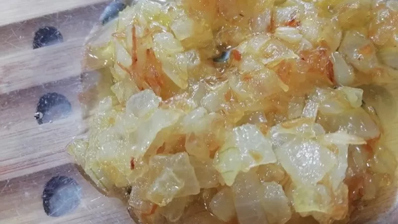 3. Takto pripravená opečená cibuľa dodá nátierke úžasnú chuť.